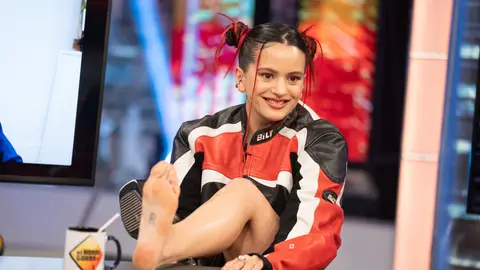 Rosalía enseña en directo su tatuaje oculto con una doble ‘R’: "Se puede interpretar por otra cosa" Rosalía enseña en directo su tatuaje oculto con una doble ‘R’: "Se puede interpretar por otra cosa"