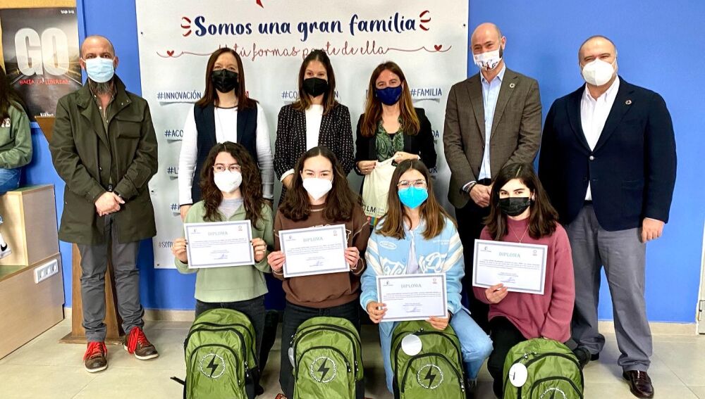 Las alumnas reconocidas junto a sus regalos