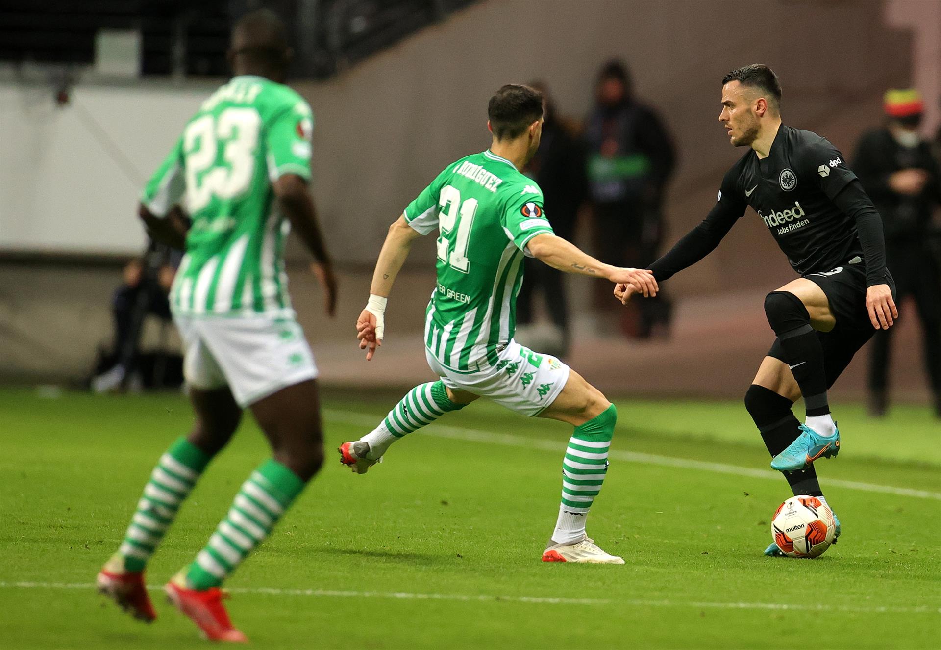 El Betis cae de forma cruel ante el Eintracht tras un error de Rui Silva El Betis cae de forma cruel ante el Eintracht tras un error de Rui Silva