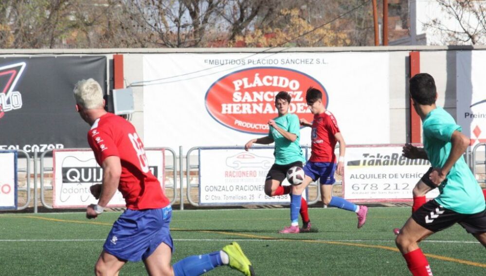 Isi corriendo con el balón entre varios rivales