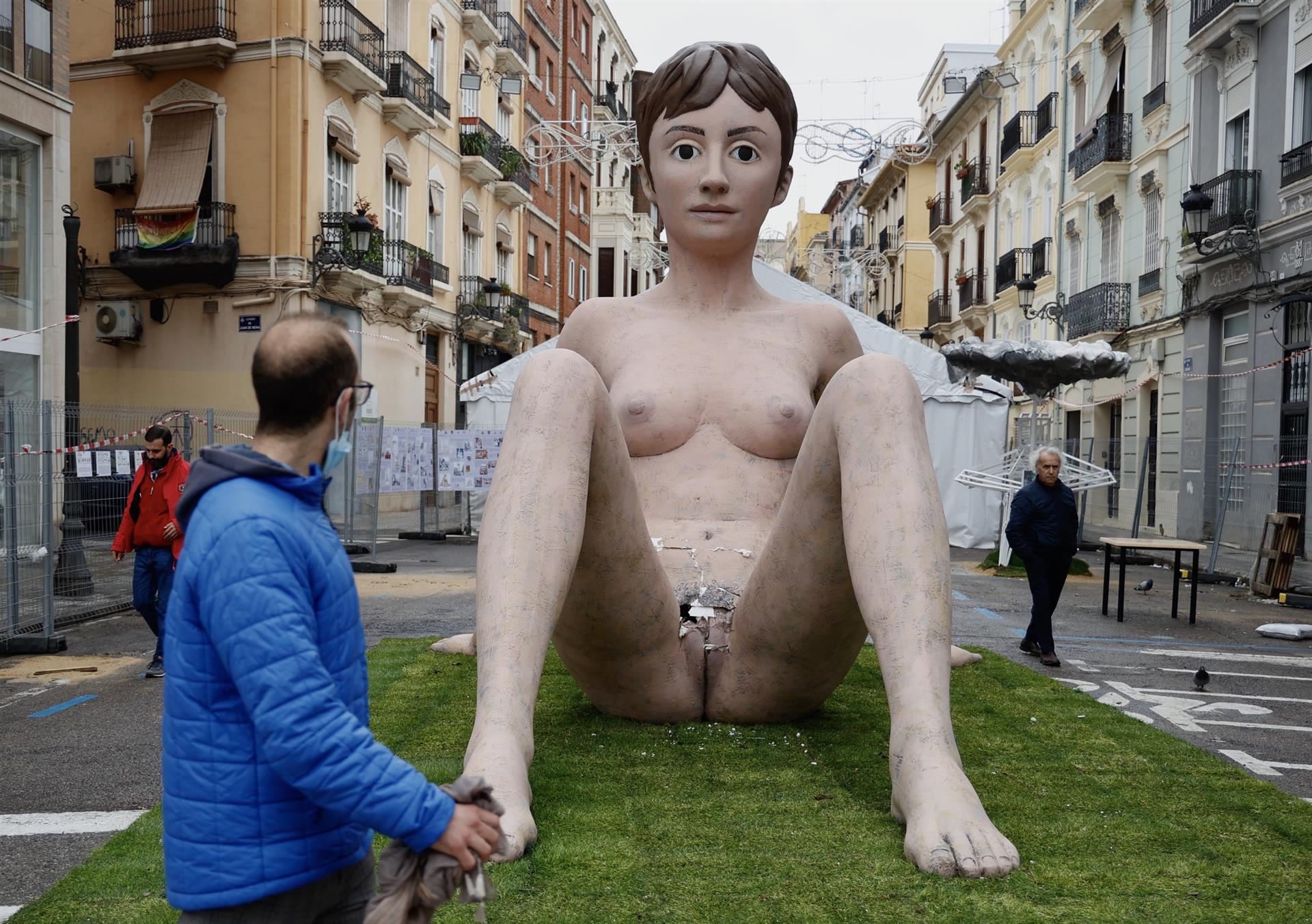 Destrozan la vagina del monumento sobre el cuerpo femenino de una falla de València Destrozan la vagina del monumento sobre el cuerpo femenino de una falla de València
