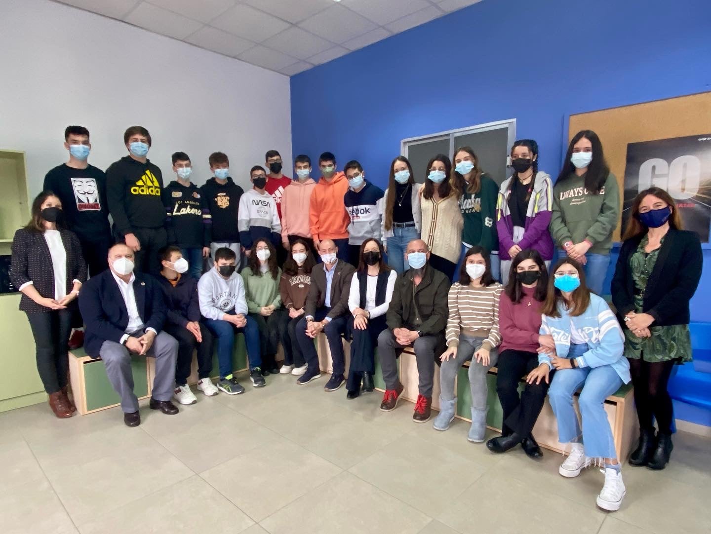 Alumnas del Colegio Santísima Trinidad reciben el premio como ganadoras de Consumopolis Alumnas del Colegio Santísima Trinidad reciben el premio como ganadoras de Consumopolis