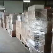 Palets de ayuda humanitaria almacenados en una nave de Pozuelo de Calatrava
