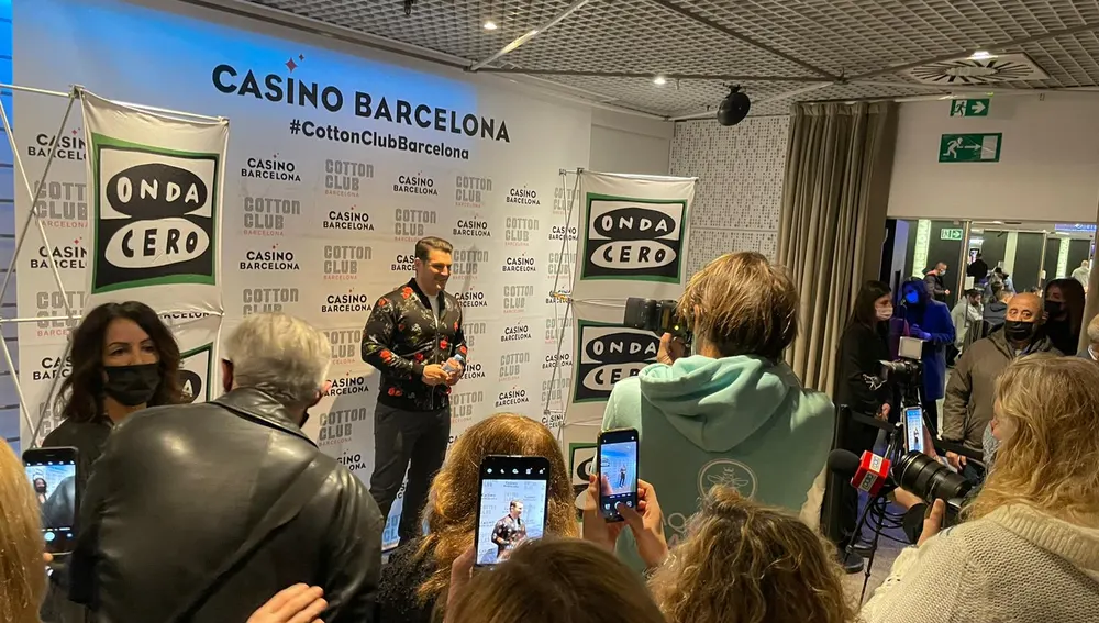 Manu Tenorio en el photocall del concierto de Barcelona