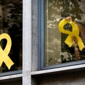 Lazos amarillos en los ventanales de una oficina de Barcelona.