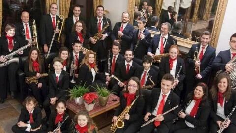 Miriam Mart&iacute;nez con los m&uacute;sicos de la banda de Infiesto