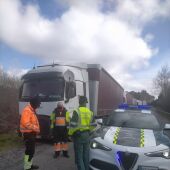 La Guardia Civil amplía dispositivos para custodiar a los camiones que quieren circular