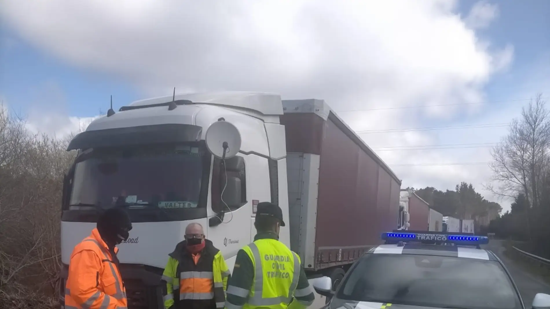 La Guardia Civil amplía dispositivos para custodiar a los camiones que quieren circular