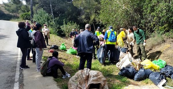 Voluntarios realizan limpieza medioambiental en el rio seco de pinar de campoverde Voluntarios realizan limpieza medioambiental en el rio seco de pinar de campoverde