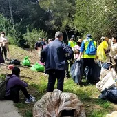 Voluntarios realizan limpieza medioambiental en el rio seco de pinar de campoverde Voluntarios realizan limpieza medioambiental en el rio seco de pinar de campoverde