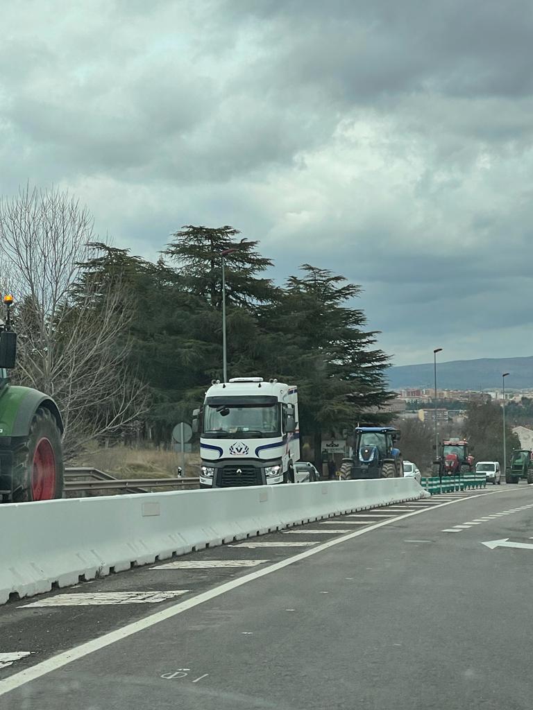 120 vehículos bloquean la ciudad 120 vehículos bloquean la ciudad