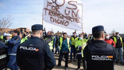 Un centenar de transportistas en huelga.