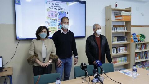 La directora general de cultura, Carmen D&iacute;az, junto al director del CEIP Xarblanca, Antonio Casero, y el ecologista Enrique Monterroso