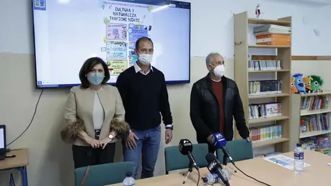 La directora general de cultura, Carmen Díaz, junto al director del CEIP Xarblanca, Antonio Casero, y el ecologista Enrique Monterroso La directora general de cultura, Carmen Díaz, junto al director del CEIP Xarblanca, Antonio Casero, y el ecologista Enrique Monterroso