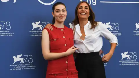 La actriz Anamaria Vartolomei y la directora Audrey Diwan, en la Mostra de Venecia 2021 La actriz Anamaria Vartolomei y la directora Audrey Diwan, en la Mostra de Venecia 2021
