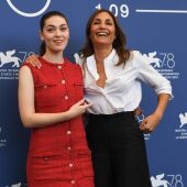 La actriz Anamaria Vartolomei y la directora Audrey Diwan, en la Mostra de Venecia 2021