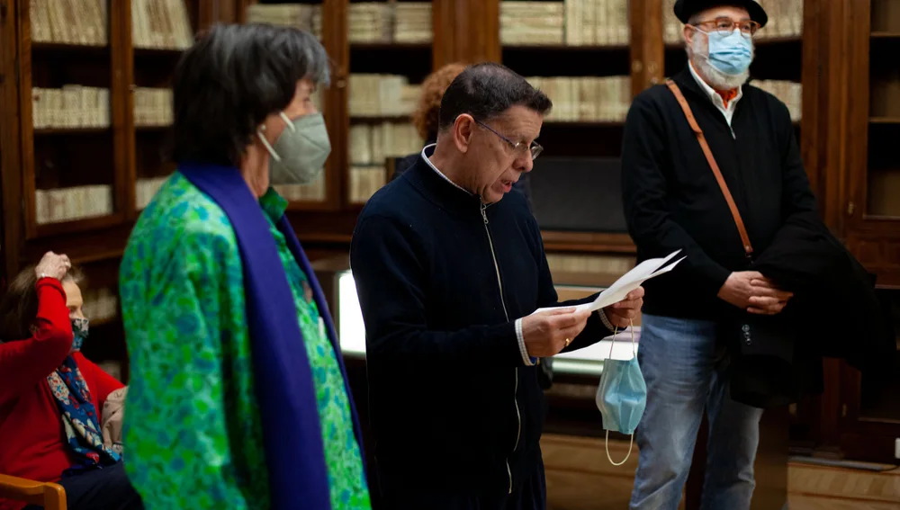 Manuela junto a los presentadores de la exposición