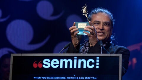 El director Pan Nalin sostiene la Espiga de Oro de la SEMINCI de Valladolid por 'La &uacute;ltima pel&iacute;cula'