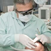 Condenan a un dentista por romper los dientes de sus pacientes para luego cobrarles por reparárselos 