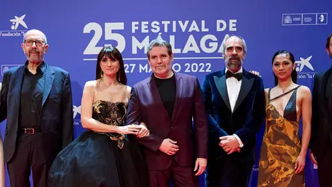 El director Jorge Coira, rodeado por el elenco de la película 'Código Emperador' El director Jorge Coira, rodeado por el elenco de la película 'Código Emperador'