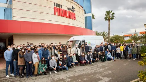 Trabajadores de Pikolinos en el parque empresarial de Elche antes de partir la furgoneta con ayuda rumbo a Ucrania. Trabajadores de Pikolinos en el parque empresarial de Elche antes de partir la furgoneta con ayuda rumbo a Ucrania.