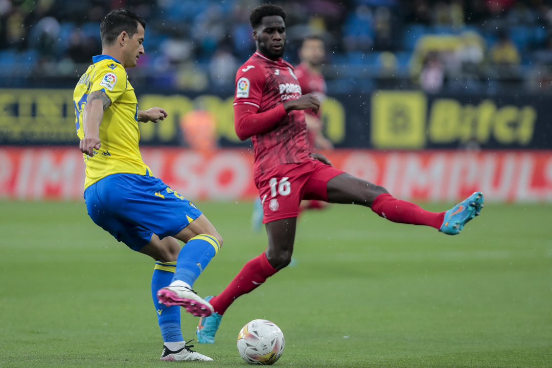 El Cádiz sale del descenso al ganar por 1-0 al Villarreal El Cádiz sale del descenso al ganar por 1-0 al Villarreal