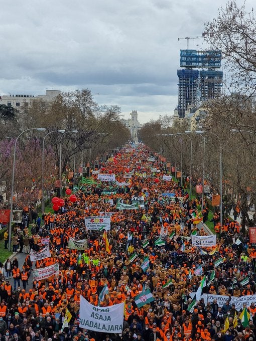 Marcha masiva de agricultores, ganaderos y cazadores de Castilla-La Mancha para reivindicar un medio rural justo y vivo Marcha masiva de agricultores, ganaderos y cazadores de Castilla-La Mancha para reivindicar un medio rural justo y vivo