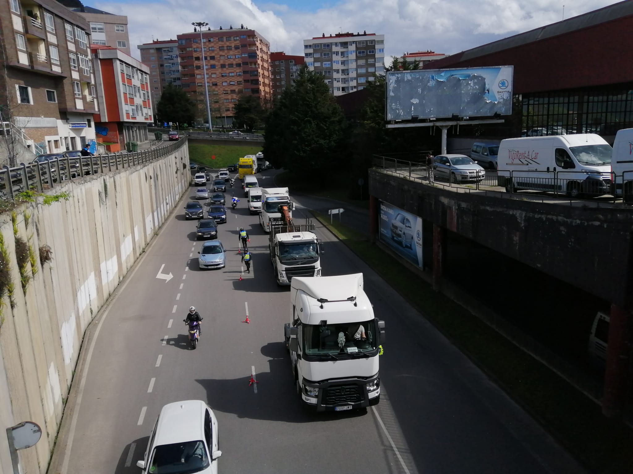 Los transportistas no abandonarán las protestas hasta que el gobierno se siente a negociar con ellos. Los transportistas no abandonarán las protestas hasta que el gobierno se siente a negociar con ellos.