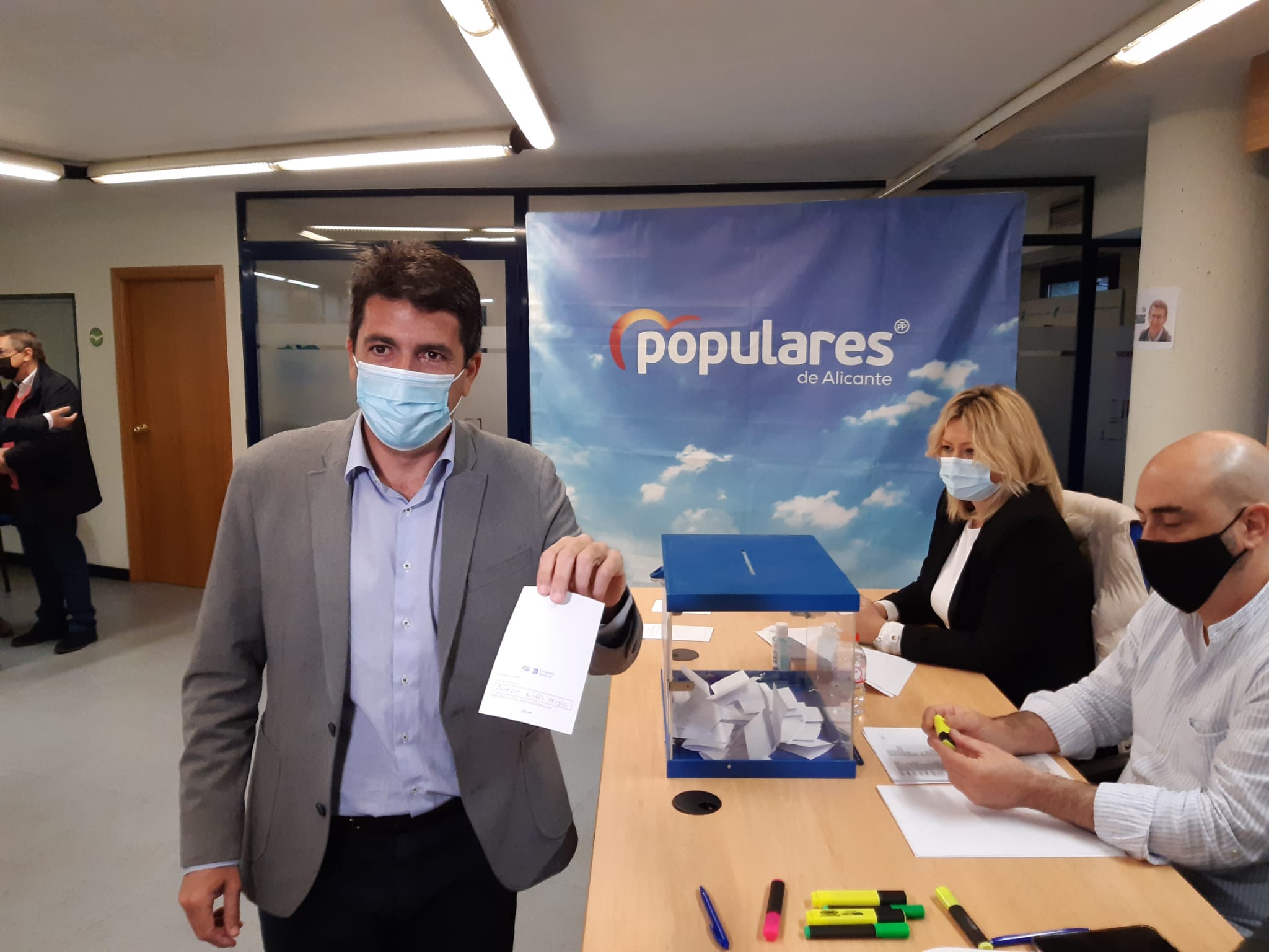 Carlos Mazón: "Feijóo es el único que sabe cómo sacarnos del infierno fiscal de Puig y Sánchez" Carlos Mazón: "Feijóo es el único que sabe cómo sacarnos del infierno fiscal de Puig y Sánchez"