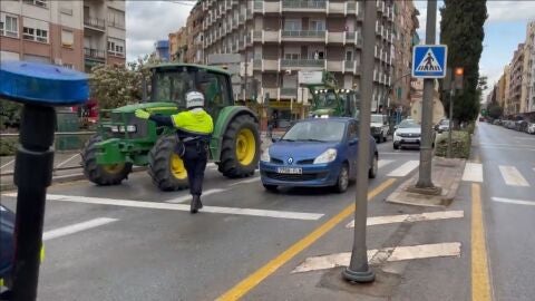 Agentes de la Polic&iacute;a desviando tractores en el centro de la capital
