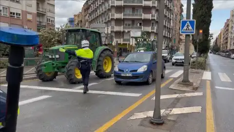 Agentes de la Policía desviando tractores en el centro de la capital Agentes de la Policía desviando tractores en el centro de la capital