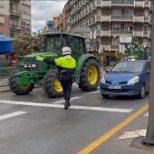 Agentes de la Policía desviando tractores en el centro de la capital