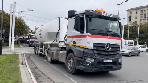 El sector de la construcción echa sus camiones a la calle en Sevilla