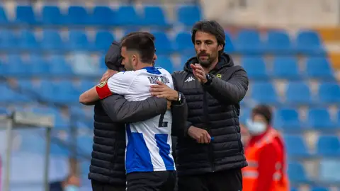 Raúl Ruiz se abraza con Sergio Mora tras marcar un gol. Raúl Ruiz se abraza con Sergio Mora tras marcar un gol.