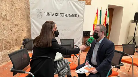 Jesús Cimarro entrevistado por Julia Romero. La Brújula de Extremadura Jesús Cimarro entrevistado por Julia Romero. La Brújula de Extremadura
