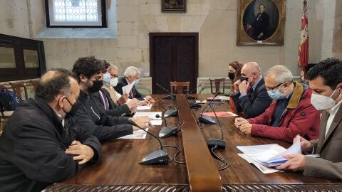 El alcalde Antonio Muñoz reunido con el presidente de la CES Miguel Rus, el presidente de la Cámara de Comercio y sindicatos, 