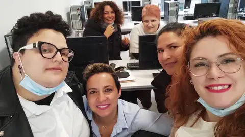 Raquel Pedrouso con algunas de las alunmas del curso Más de Uno Pontevedra