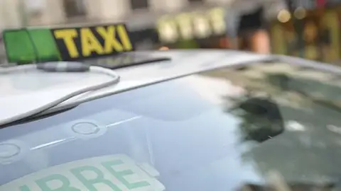 Imagen de archivo de un taxi. Imagen de archivo de un taxi.