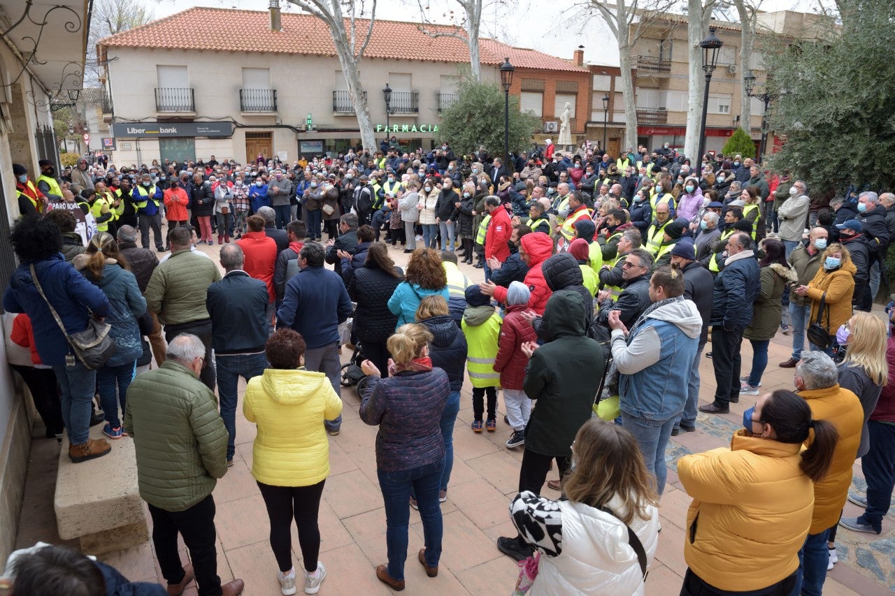 300 personas se concentran en Argamasilla de Alba en apoyo a los transportistas 300 personas se concentran en Argamasilla de Alba en apoyo a los transportistas
