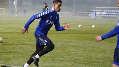 Luismi, jugador del Real Oviedo, realiza un ejercicio en El Requex&oacute;n
