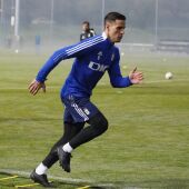 Luismi, jugador del Real Oviedo, realiza un ejercicio en El Requexón