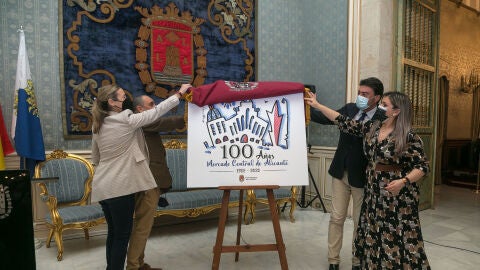 Momento en que es descubierto el logotipo del centenario del Mercado Central obra de Morán Berrutti Momento en que es descubierto el logotipo del centenario del Mercado Central obra de Morán Berrutti