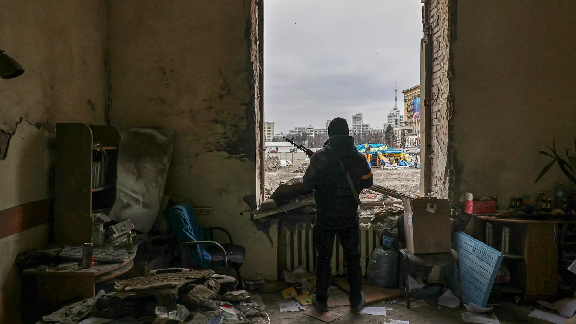 Un soldado en un edificio destrozado por misiles en Ucrania. / Efe