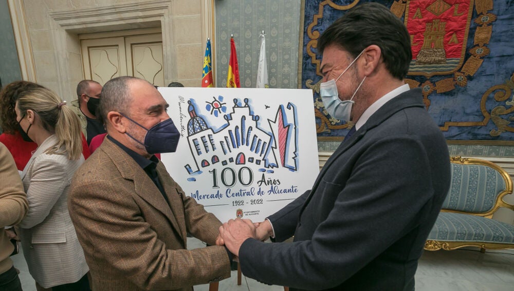 El logotipo del centenario entre el artista José María Morán Berrutti y el alcalde Luis Barcala