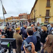 Saludo de las autoridades en la entrega de la Medalla de Oro de la Cámara de Comercio a la UME Saludo de las autoridades en la entrega de la Medalla de Oro de la Cámara de Comercio a la UME