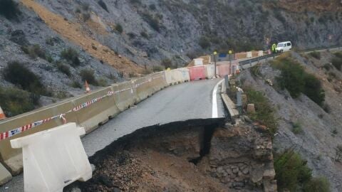 Las lluvias provocan el derrumbe de parte de la calzada en Cuestas del Cedacero y el corte de varias carreteras