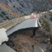 Las lluvias provocan el derrumbe de parte de la calzada en Cuestas del Cedacero y el corte de varias carreteras