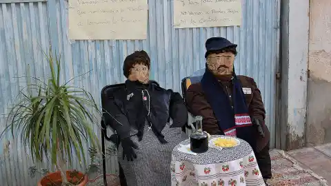 Un año más Callosa celebra el día de "Partir la Vieja" una tradición medieval de media cuaresma tradición medieval
