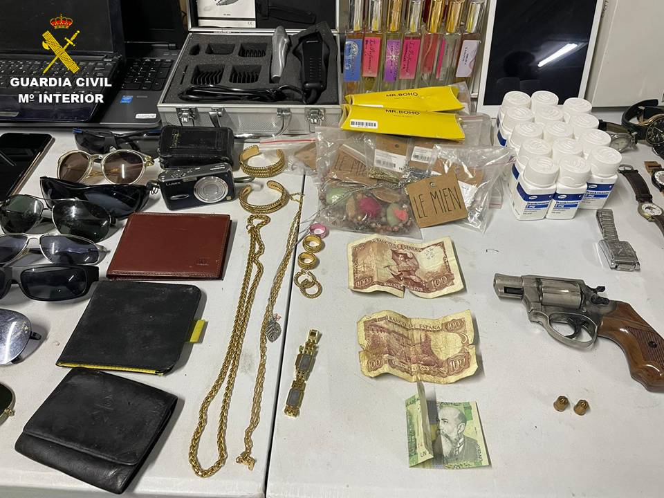 La Guardia Civil de Alicante desmantela una banda que cometió 35 robos en viviendas y comercios La Guardia Civil de Alicante desmantela una banda que cometió 35 robos en viviendas y comercios
