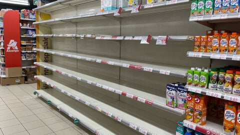 Lineal de leche vac&iacute;o en un supermercado/ EFE